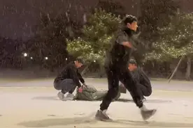 酷飒！五位少年“天花板级别”玩雪，网友：一个后空翻，满屏的青春图片