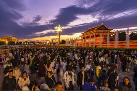 城事｜五一长假，哪里人最多？图片