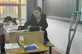 骨折后坚持拄拐上课，给沧州这位老师点赞！图片