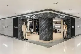 “叔圈天菜”王阳现身杭州大厦，在TOM FORD男装新店挑西装图片
