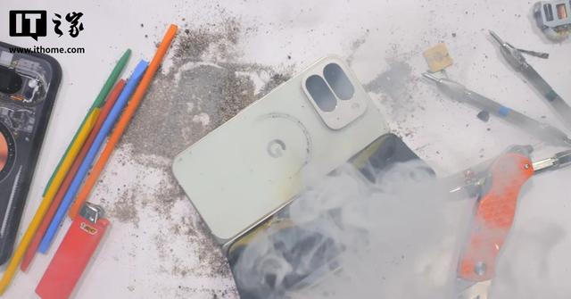 谷歌Pixel 10 Pro Fold折叠屏手机弯折测试中电池破裂起火