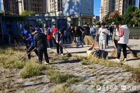 壹点公益｜清理杂草、收拾卫生，高中生志愿者走进养老院献爱心图片