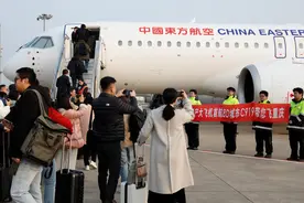 国产大飞机C919商业首航重庆，搭载159名旅客图片