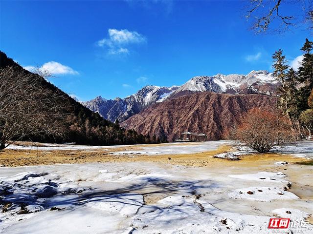 一半冰雪，一半碧波，冬日黄龙的色彩魔术