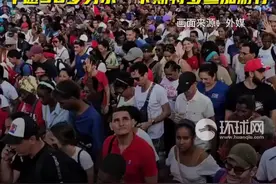 外媒：数万古巴民众在美国大使馆前示威抗议封锁制裁，年逾90劳尔·卡斯特罗参加游行图片