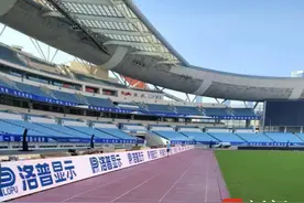 苏超南京新主场，大屏都是南京制造图片