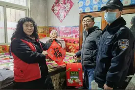文化进万家 | 芝罘区黄山北社区：迎春纳福送春联 笔墨飘香润沁心图片