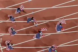 （田径世锦赛）美国队包揽男女4x100米接力冠军图片