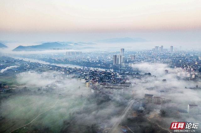 薄雾萦绕：靖州苗侗风情在雾霭中“灵动定格”
