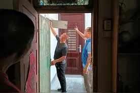 李营街道桃园社区服务独居老人 保障夏季用电图片