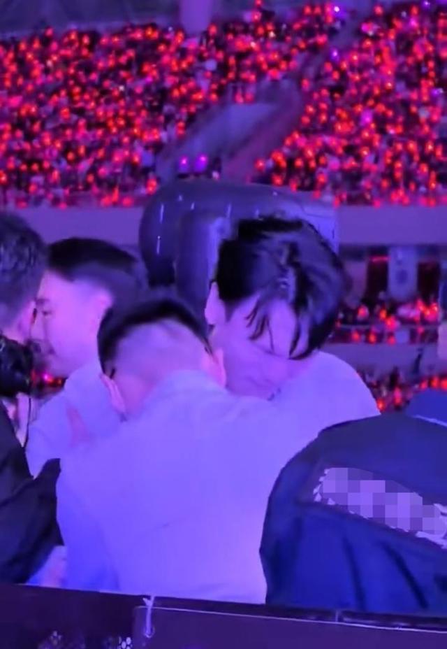 杨宗纬西宁演唱会意外跌落，目击者称他边唱边退没注意，业内人士：超过1.2米高舞台需安装护栏