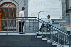 张贴标识、改造提升设施……北京餐饮企业将推广无障碍服务图片