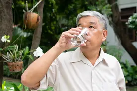 年纪大了要少喝水？别再被骗了，缺水对身体危害很大，这样喝水更健康！图片