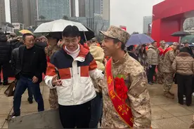 “像雷锋那样当兵”长沙新兵热血启程，踏上军旅征程图片