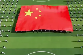 千里边疆，同升国旗！今天，云南各地那抹红超暖~图片