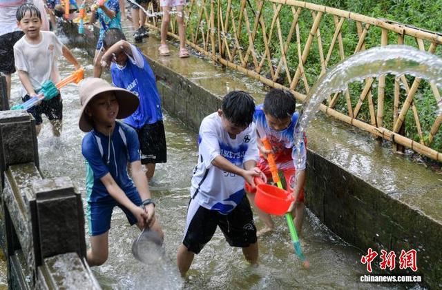 济南第11届五龙潭亲子狂欢泼水节开幕