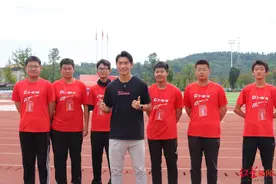 “飞人”邓智舰现身2023四川省学生（青少年）田径冠军赛：看望老师和给学弟学妹加油助威！图片