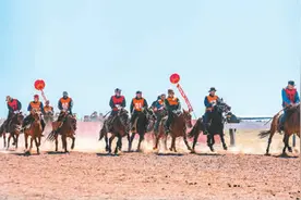 内蒙古自治区包头市：赛马奔腾达茂草原图片
