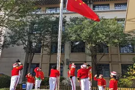 未央区大白杨小学举行“争做文明学生”主题升旗仪式图片