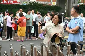 中考首日，家长用手机记录孩子成长瞬间图片