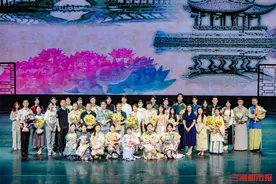 用青春致敬青春，湖南涉外经济学院学子出演话剧《家》图片