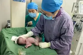 一60岁孕妇产下男婴，街道：系家中二孩，可申领育儿补贴图片