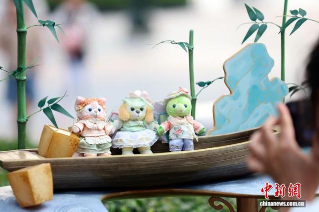 上海迪士尼乐园萌聚达菲月吸引游客共享欢乐时光