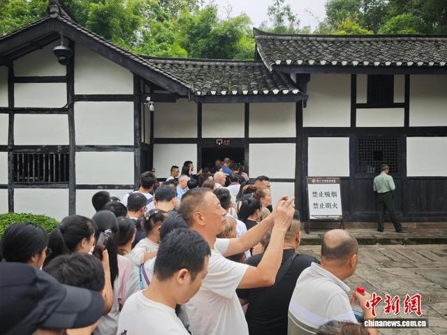 四川广安邓小平故里国庆假期游客如织