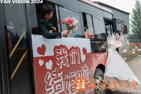 公交车变婚车，低碳迎亲树文明新风图片