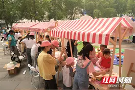 一顶帽子凝聚爱心，蝴蝶之家举行国际帽子日嘉年华活动图片