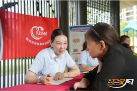 察民情解民忧暖民心|荆州：政务热线进社区 做好群众“贴心人”图片