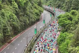 武陵源马拉松鸣枪开跑 万名跑友在峰林竞跑图片