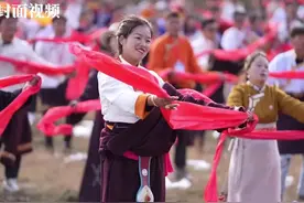 万人齐跳！一场独特的锅庄舞在香格里拉湖畔上演图片