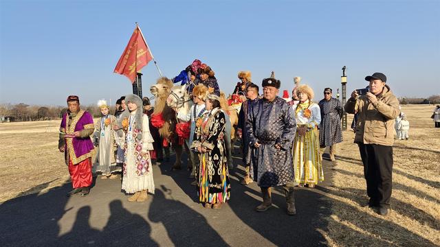 新疆东天山骆驼队亮相洛阳定鼎门，队员讲述3000公里历程：走村道乡道避免影响交通，从夏天走到冬天毕生难忘