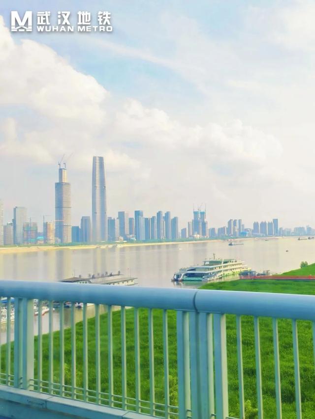李白崔颢没见过的武汉，被地铁串成了诗