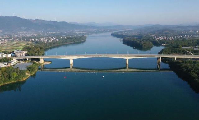 天蓝水也蓝，冬日暖阳下的融江美景不容辜负！