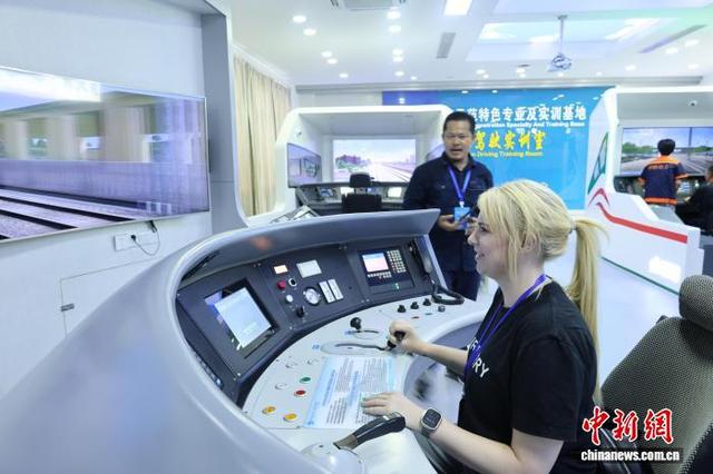 外媒广西柳州体验模拟驾驶 了解中国高铁技术