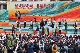 全市群众共参与 四川康定“四月八”跑马山转山会秀出“最炫民族风”图片