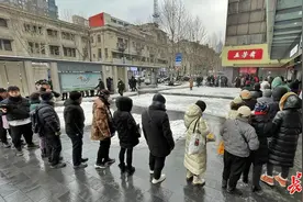 冰雪不挡年味！五芳斋门前，市民排队2小时买汤圆图片