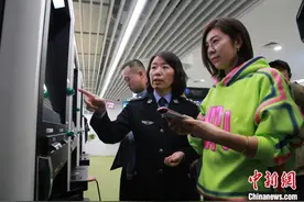 山东青岛首张往来港澳“个人旅游签注” 签出 智能办理流程顺畅高效图片