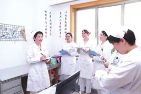 致敬白衣天使|生于不同年代，走上相同道路图片