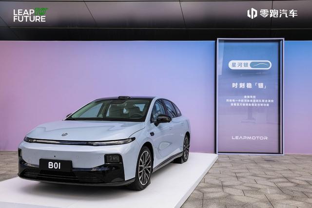 早报｜iOS 26 公测版正式推送/比亚迪回应「车辆失控」：车主自行停靠/华为两季度保持国内手机出货量第一