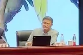46岁罗翔面容苍老一夜白头？本人回应：头发很稀疏，灯光打下来显得白了头图片
