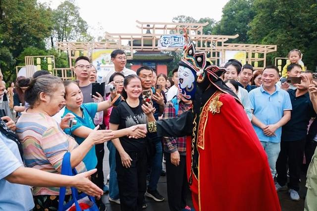 金秋十月去哪儿 万千气象成都行｜在成都武侯祠幻游三国