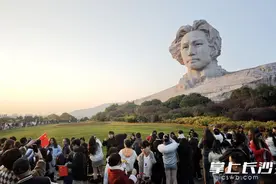 组图｜橘子洲头游客如潮，长沙旅游魅力无限图片
