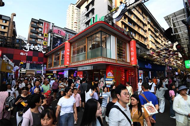 贵阳：青云路步行街人气旺