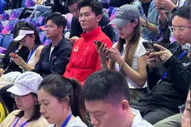 苏炳添李晨现身亚运会开幕式现场 粉丝抓住机会要签名图片