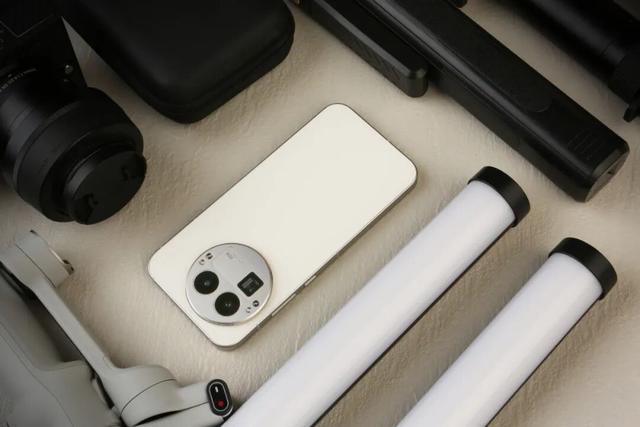 “还是得看有性格的品牌玩新名堂”｜真我GT8 Pro不止“街拍神器”