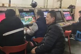 沈阳最后的街机游戏厅，挤满了找童年的中年人图片