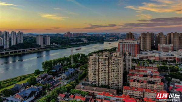 一江碧水穿城过，两岸风华尽揽——这是株洲独有的浪漫拼图
